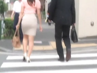 Exciting And Candid Butt Video Of Girl In Tight Skirt