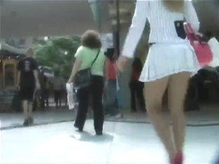Candid Voyeur Video Shows Hot Chick On The Street