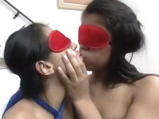 Girls Kissing 234