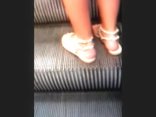 Schoene Sandalen Auf Der Rolltreppe - Feet On An Escalator