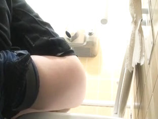 Hidden Cam Caught Her Pissing From Side