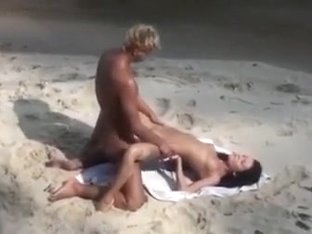 Beautiful Slim Girlfriend Fucking On The Wild Beach