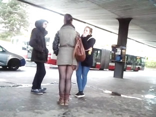 Young Sexy Legs Near Metro) Sexy Beine An Der U-bahn)