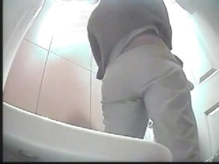 Blonde Amateur Got Her Sexy Ass On The Peeing Spy Cam
