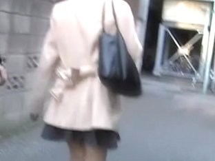 Sharking Shuri Babe Showed Her Ass When He Lifted Her Skirt