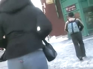 Bunny Jiggles Her Butt On The Street Before A Candid Cam