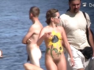 Voyeur Webcam Catches Amateurs Nude And Half Nude On Beach