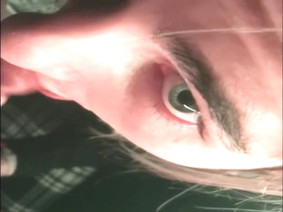 Sophie Ice suce un inconnu dans les toilettes d’un bar