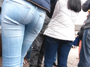 Teen's tight ass in jeans candid