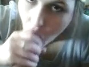 Beatuful gal gives a great oral-sex