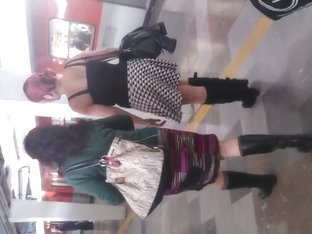 Bajo La Falda En El Metro Real