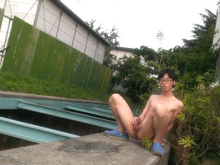 【6 Scene】Japanese boy peeing in public.