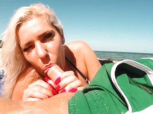 Amateur Outdoor Risky Blowjob On Public Beach. Another Day In Paradise