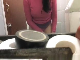 Hottie Peeing