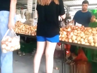 Leegings ass at food market