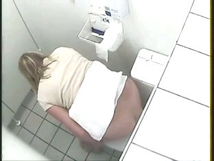 Chubby ass is perfectly seen on voeyer toilet video