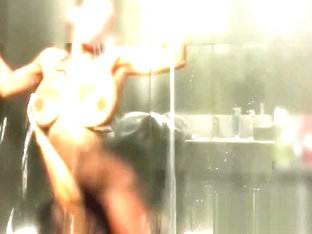 Coppia napoletana fa sesso in bagno