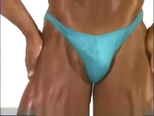 Bodybuilder - Close up Veiny Shredded Muscle posing!