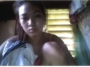 pinay slut loves to spread her pussy