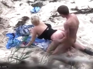 Pair spied fucking on the beach