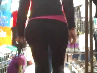 Culote En Licra En El Mercado. (camara Lenta)