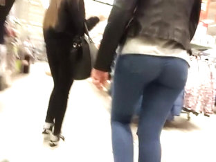 Splendid ass in sexy jeans