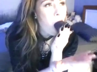 Camwhore demostrates deepthroat skills