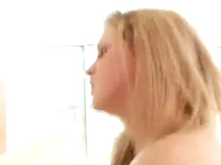 Jeux ensoleillés avec un grand baloney