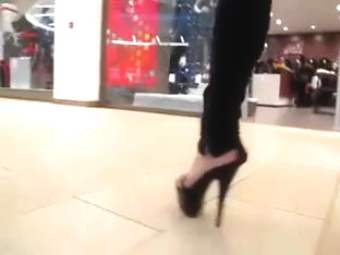 teen heel flashing in mall