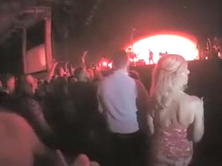 Blowjob in the middle of the concert