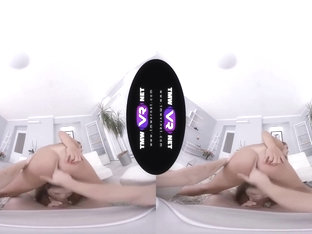 Mia Card Play Becomes A - Virtual Reality And Naomi Bennet