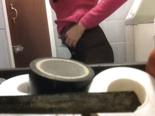 The Ass Of Amateur Spied While Her Pissing On Toilet