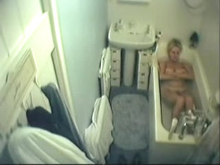 Amateur Mature Spied Masturbating In The Full Bath