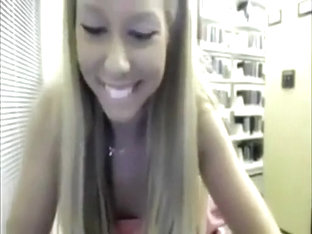 Studentessa bionda si spoglia in cam in biblioteca