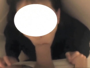 Pompino in bagno a scuola