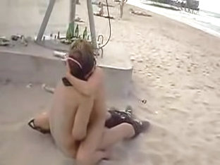 Public Voyeur Clip Of Couple Fucking On The Beach