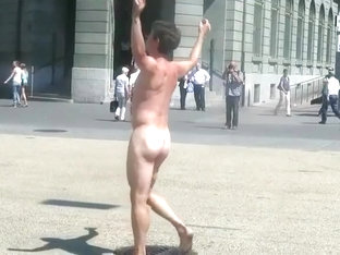 Nude Man Runs Around A Public Square And Gets Attention