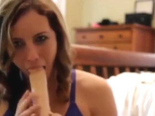 Hot Amateur Teen Girl Toying Pussy In Bed On Webcam