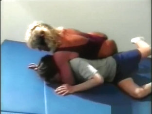 antiguo video de mujer musculosa que mata a un muchacho chino