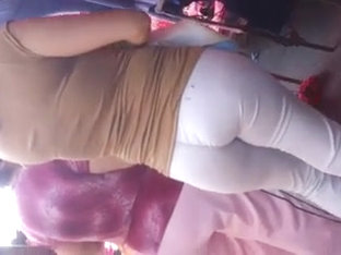 Ricas Nalgas De Madura En El Tianguis.