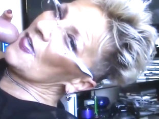 Geisteskranke oma mit sahne in der fresse!