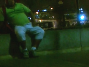 se?or gordo se toca el bulto