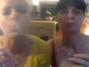 2 Geile rauchende Ladys