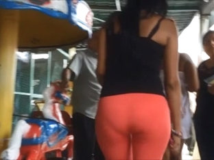 Vecina Nalgona En Licra En El Mercado.