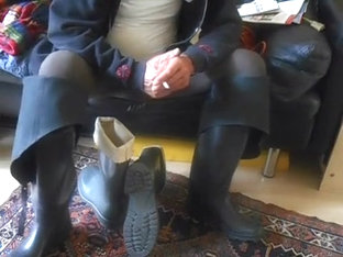 nlboots - waders on sofa