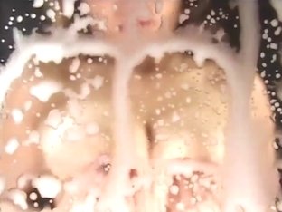 Japanisches Girl Spritzt milch aus ihrer Brust