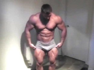 Bodybuilder - Muscle Posing!