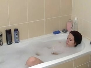 salope se touche dans boy bain