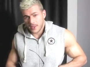 MUSCULAR NAKED GOGO DANCING