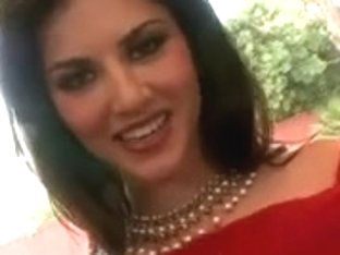 Sunny Leoni Teasing In Red Saree - Hottest Clip In Hindi